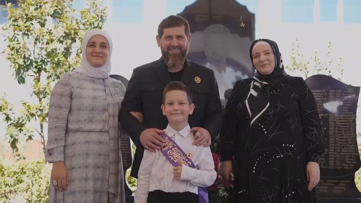 Рамзан Кадыров на школьной линейке, Чечня, 1 сентября 2025 года. Фото: Рамзан Кадыров /  VK