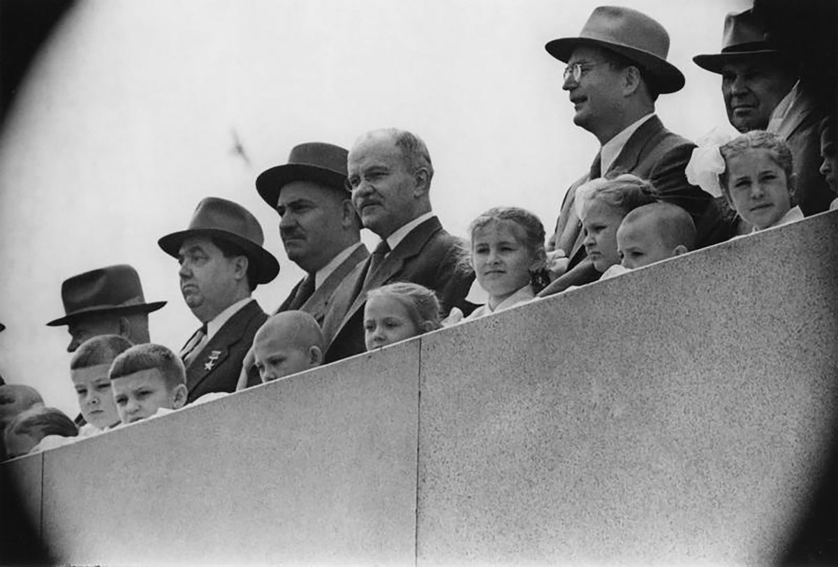 Празднование 1 Мая. На трибуне — члены Политбюро: Никита Хрущев, Георгий Маленков, Лазарь Каганович, Вячеслав Молотов и другие. Фото: МАММ / МДФ / russiainphoto.ru