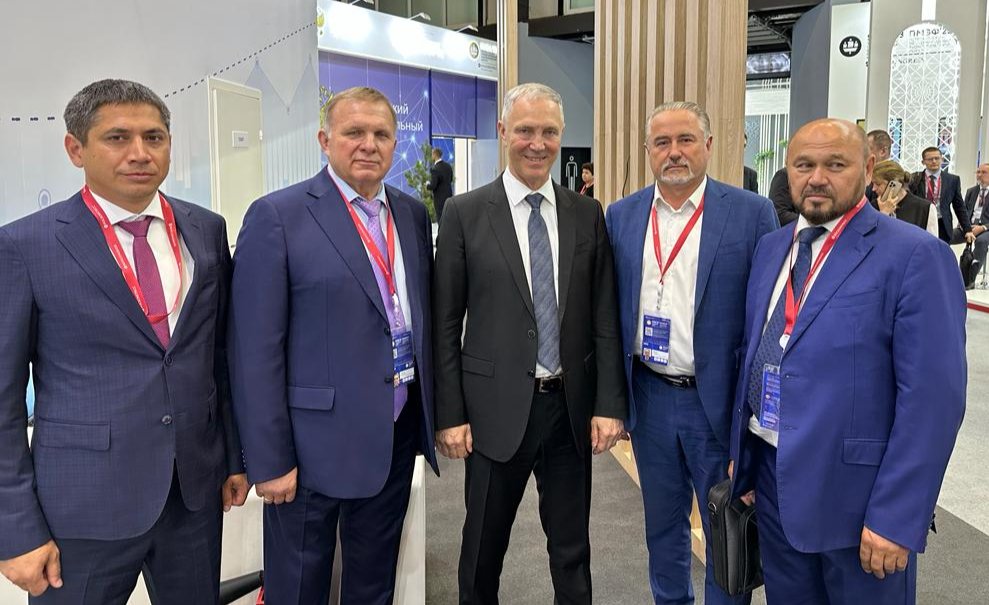Владимир Сальдо (в середине) и Владислав Косенко (второй слева) на ПМЭФ в Санкт-Петербурге, июнь 2023 г. Фото: Ассоциация Строительства и Развития Дорожно-Строительной Инфраструктуры