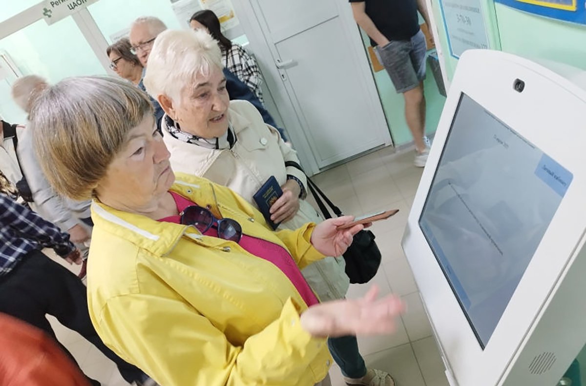 Люди у автомата, выдающего талоны. Фото: infokam.su
