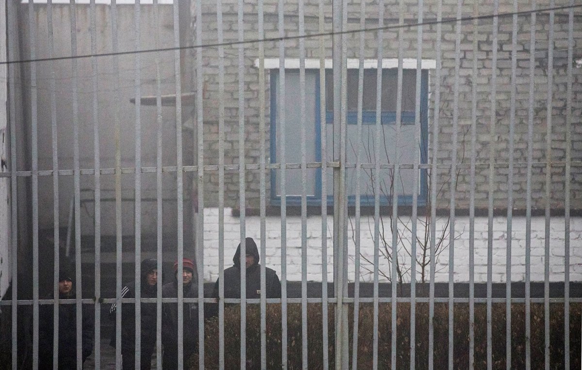 Заключённые за решёткой в исправительной колонии в Макеевке, Донецкая область, Украина, 12 декабря 2014 года. Фото: Maxim Shemetov / Reuters / Scanpix / LETA