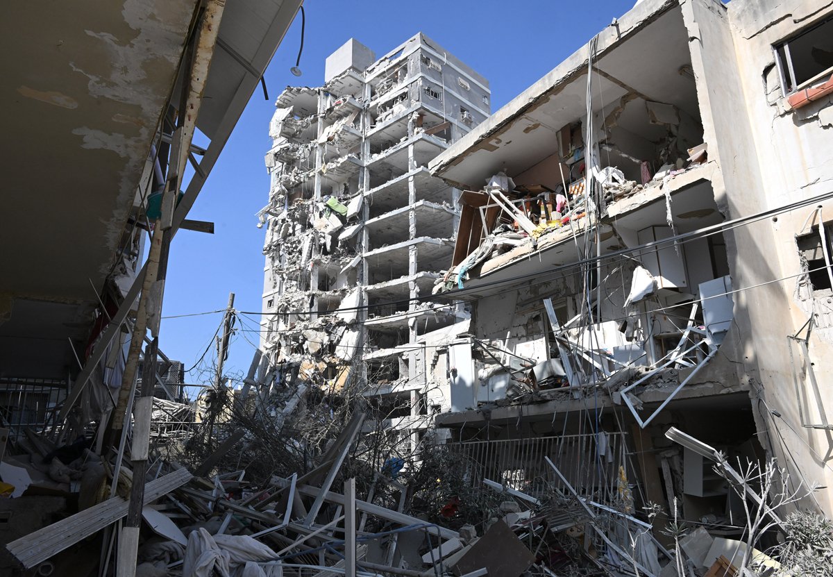 Вид на разрушения в Бат-Яме после удара иранской баллистической ракеты, Израиль, 15 июня 2025 года. Фото: Debbie Hill / UPI / Shutterstock / Rex Features / Vida Press