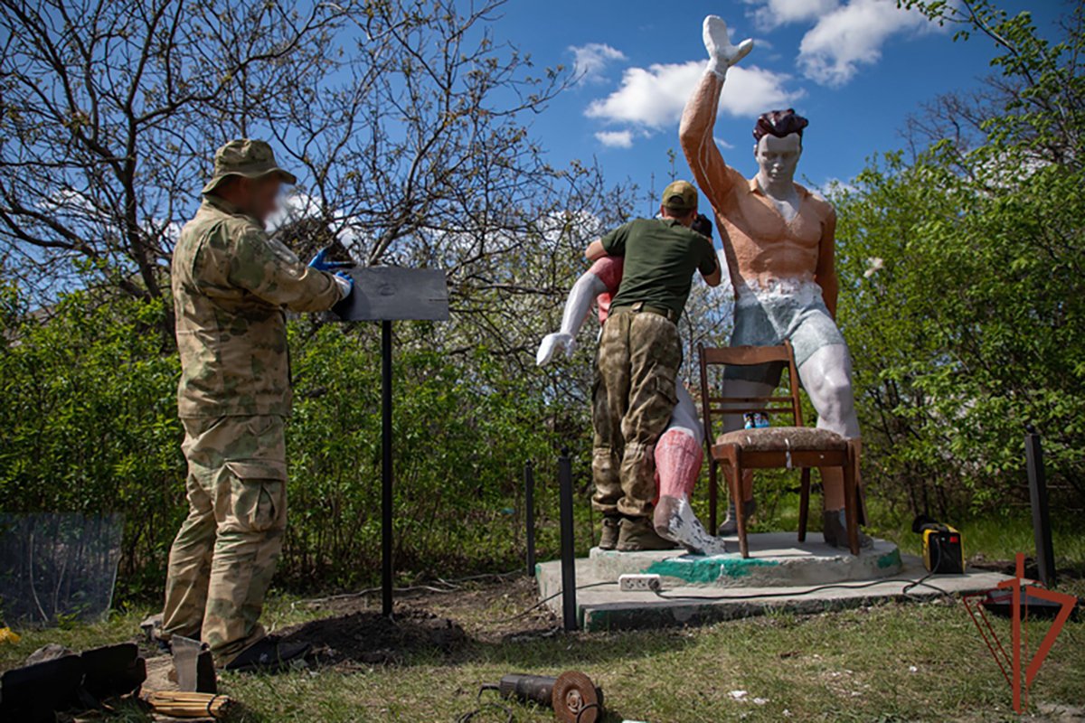 Памятник в честь мариупольских футболистов, участвовавших в местном «матче смерти» во время немецкой оккупации в 1941 году, Украина Фото:  rosguard.gov.ru