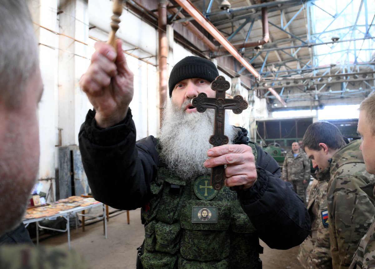 Священник благословляет российских военнослужащих под Луганском, Украина, 2 марта 2025 года. Фото: Алексей Мышев / Спутник / Imago Images / Scanpix / LETA