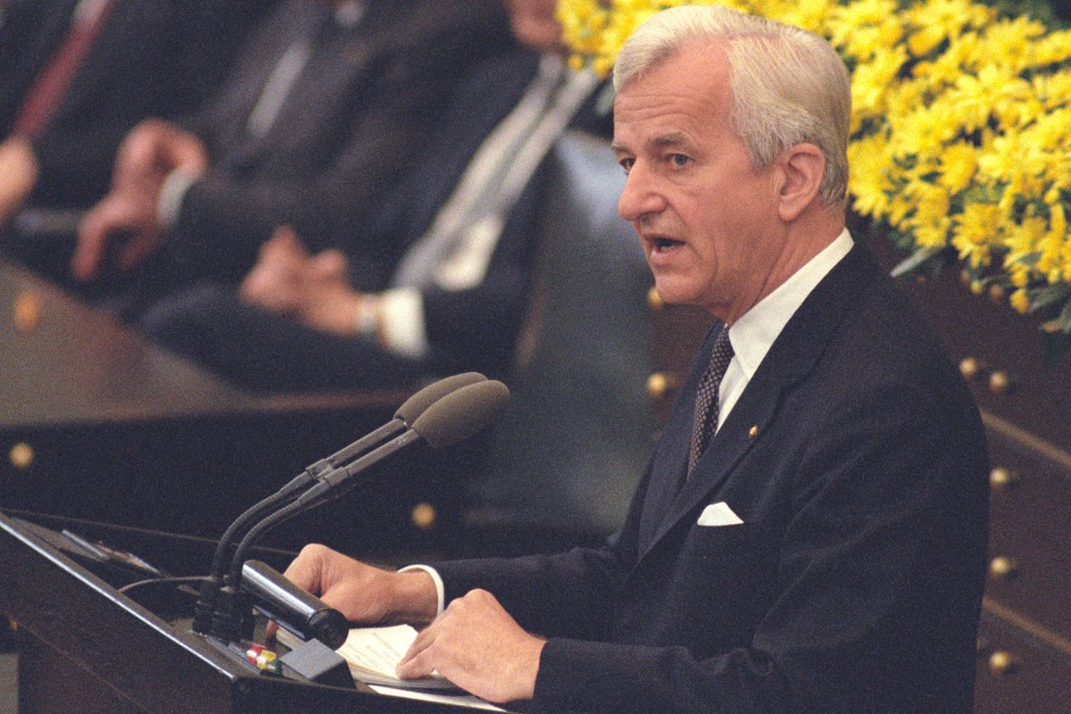 Рихард фон Вайцзеккер произносит речь в Бундестаге, Берлин, 8 мая 1985 года. Фото: Ludwig Wegmann / BPA