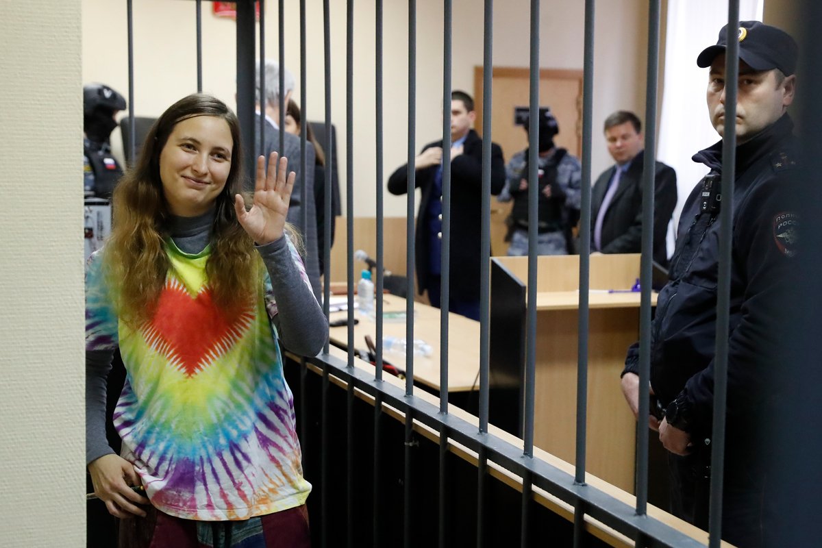 Саша Скочиленко на скамье подсудимых во время слушаний в Василеостровском районном суде Санкт-Петербурга, 16 ноября 2023 года. Фото: Анатолий Мальцев / EPA-EFE