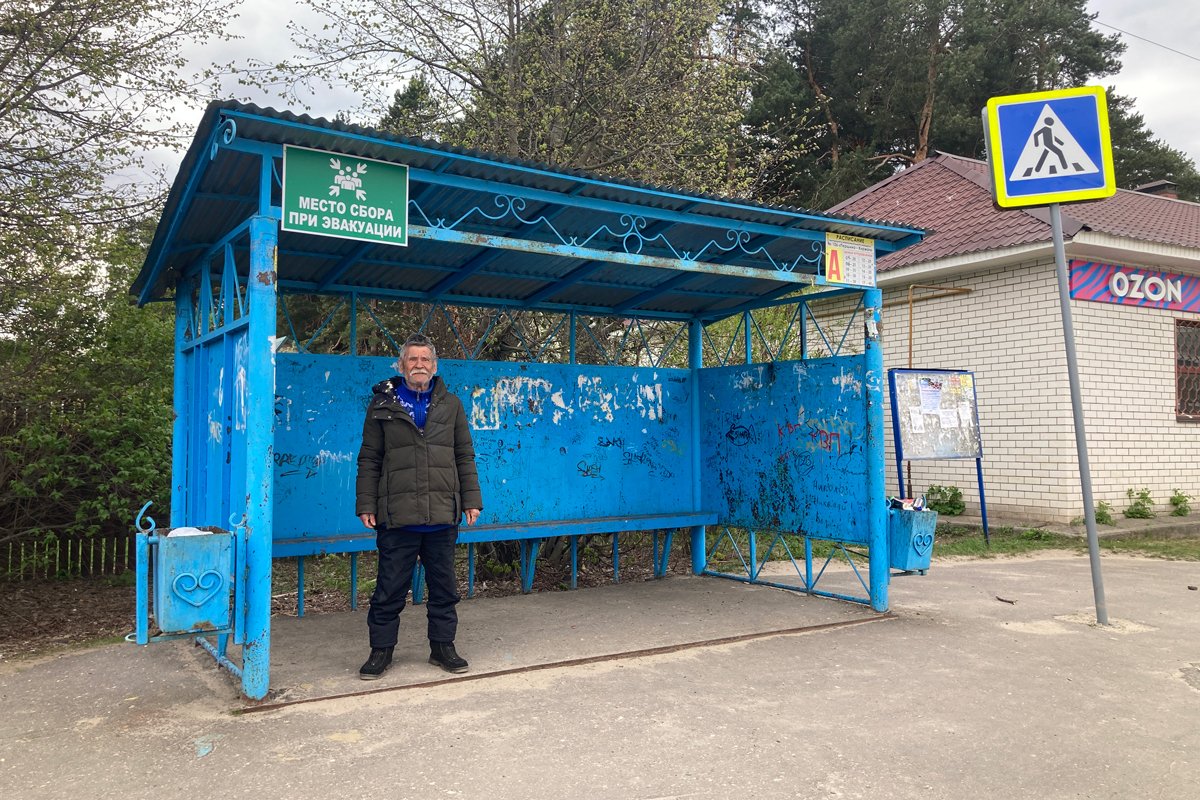 Исмаил на автобусной остановке в Першино. Фото Ирины Гариной