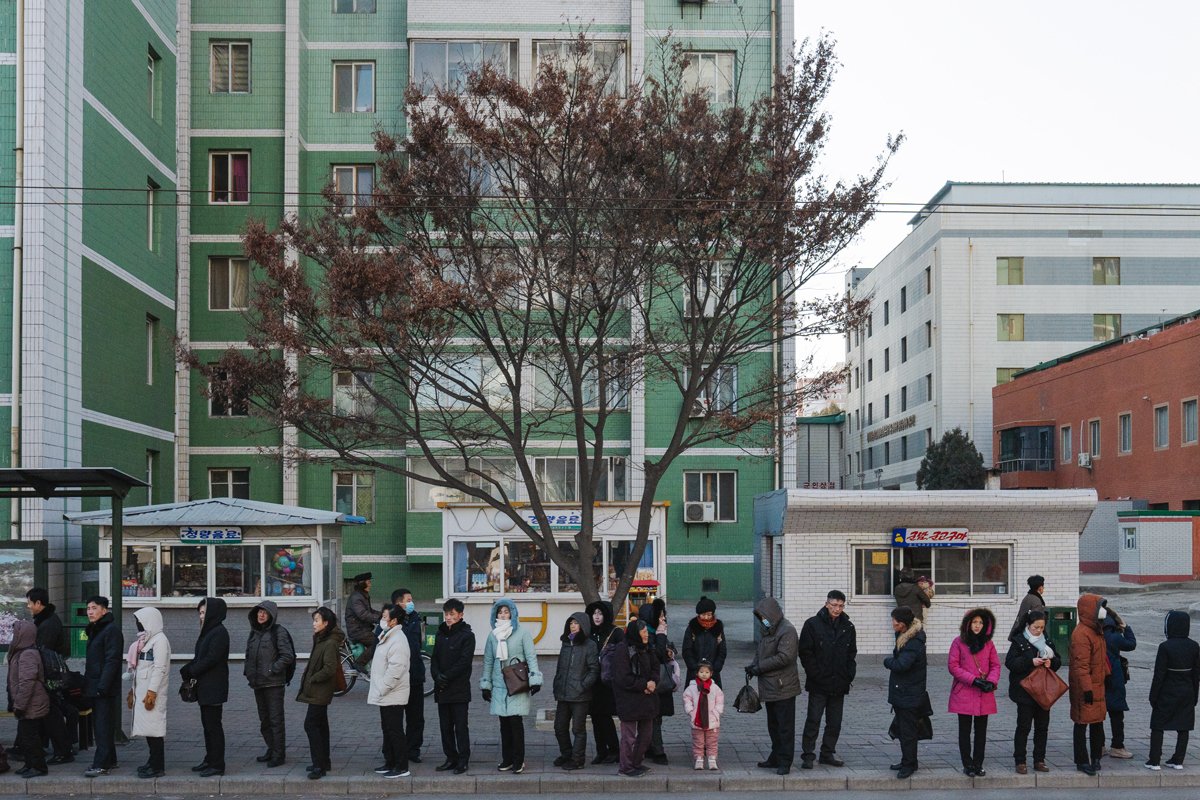 Жители Пхеньяна в очереди на автобус. Фото: Дмитрий Шафров