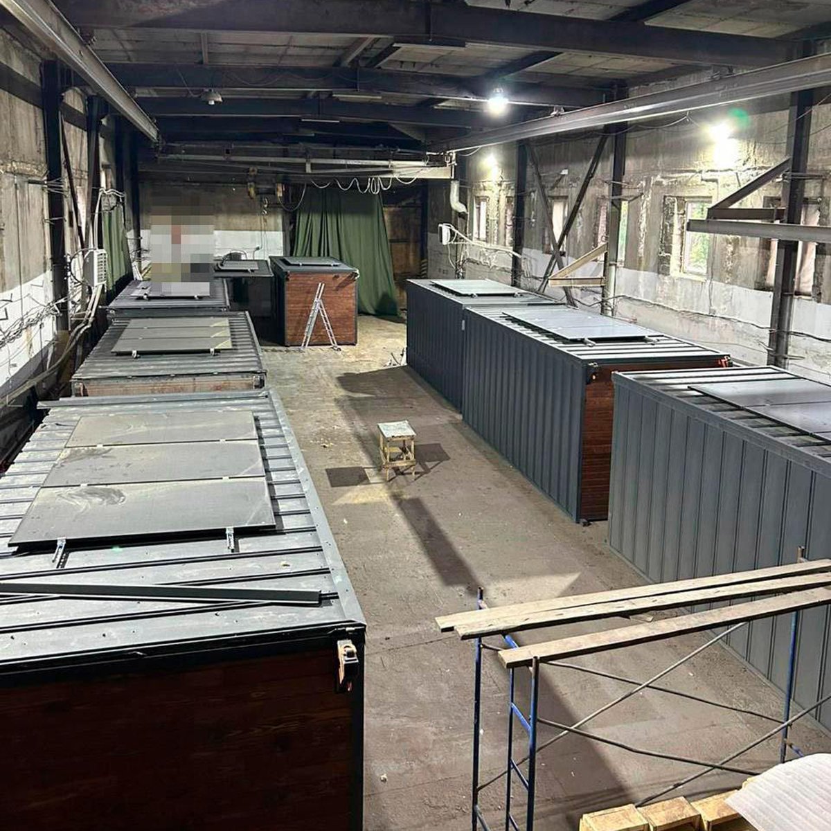 Мобильные деревянные домики, в крышах которых были спрятаны дроны. Фото: Бабель / Telegram