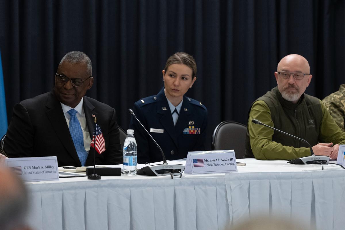 Алексей Резников и министр обороны США Ллойд Остин на авиабазе Рамштайн, 26 апреля 2022 года. Фото: Wikimedia Commons , U.S. Secretary of Defense. 220426-D-TT977-0380, CC BY 2.0