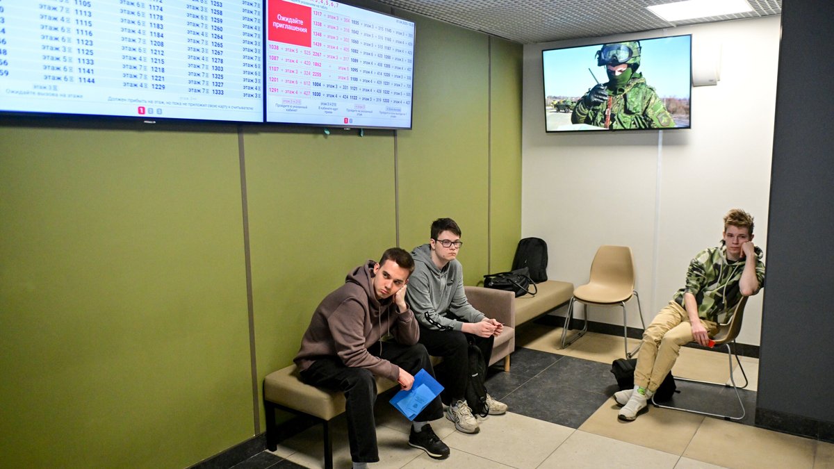 Призывники ожидают вызова в сборном пункте, Москва, 1 апреля 2025 года. Фото: Сергей Киселев / АГН «Москва»