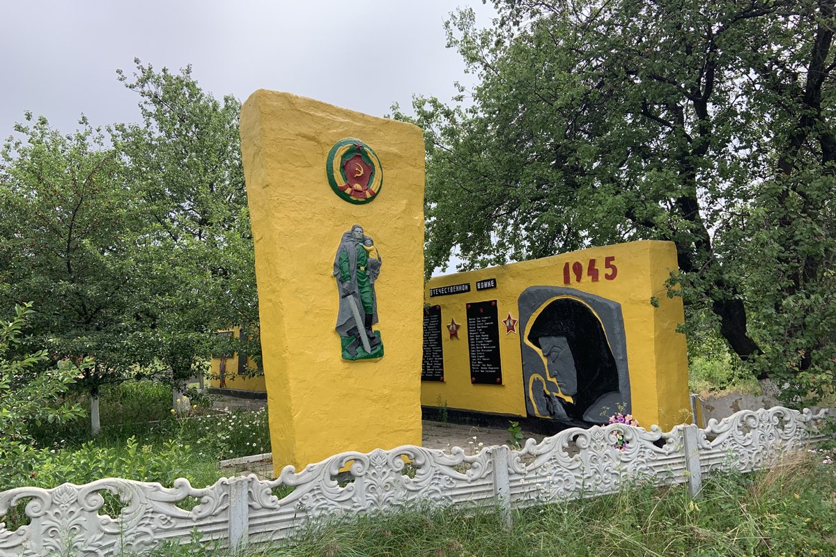 Мемориал Великой Отечественной войны в селе Топольское Харьковской области, Украина, август 2020 года. Фото: Николай Гоманюк