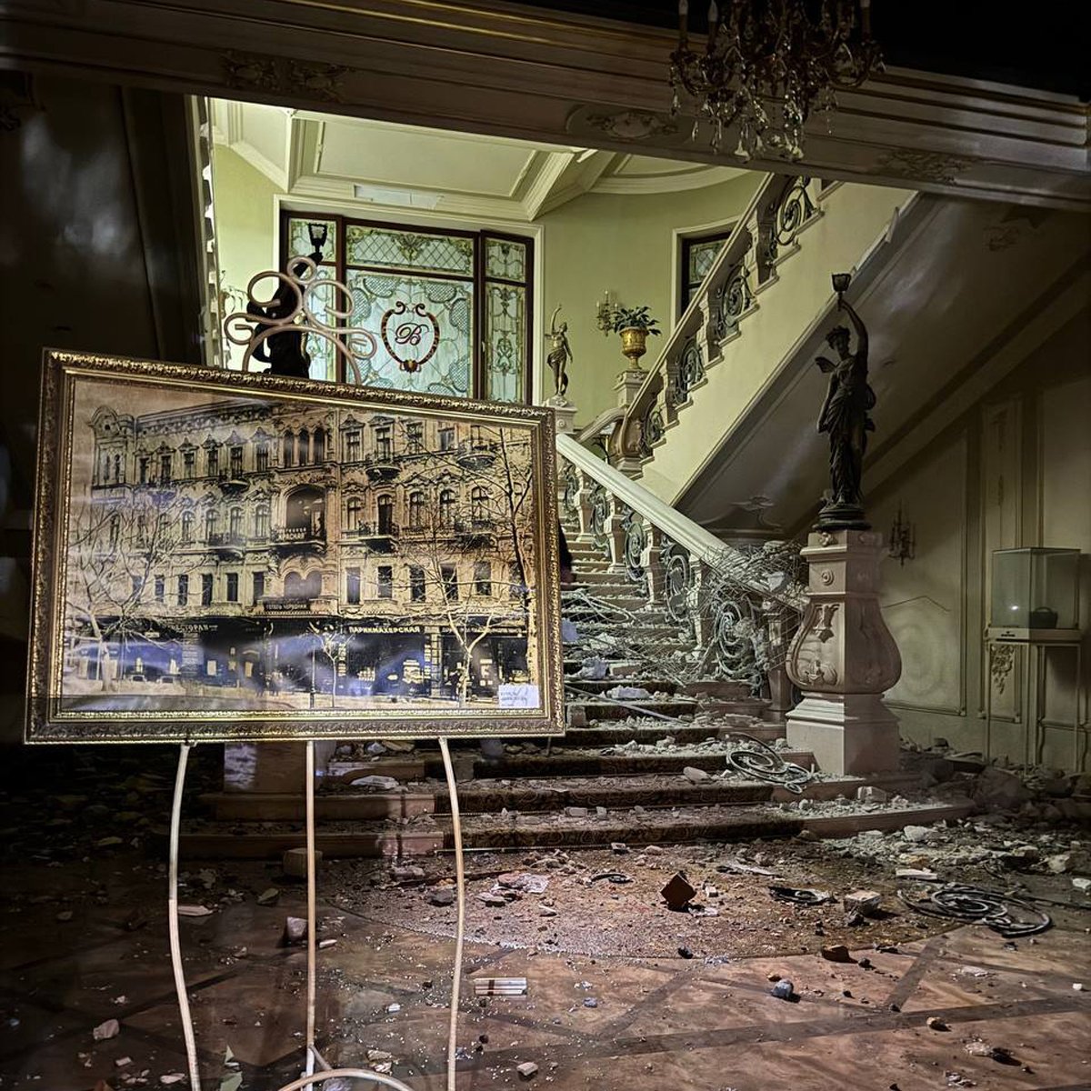 Холл гостиницы «Бристоль» после удара, 31 января 2025 года. Фото: телеграм-канал городского головы Одессы Геннадия Труханова