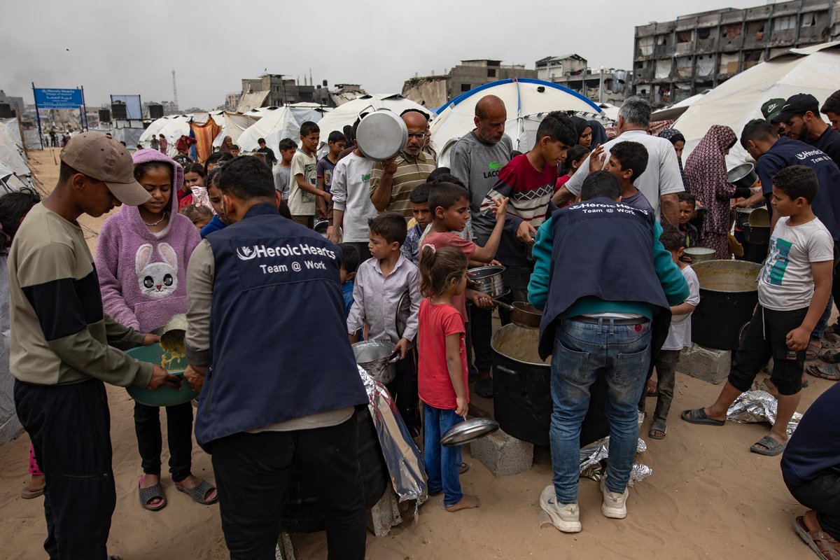 Вынужденные переселенцы получают еду, распределяемую благотворительными организациями, в лагере беженцев Джабалия на севере сектора Газа, 8 апреля 2025 года. Фото: Haitham Imad / EPA