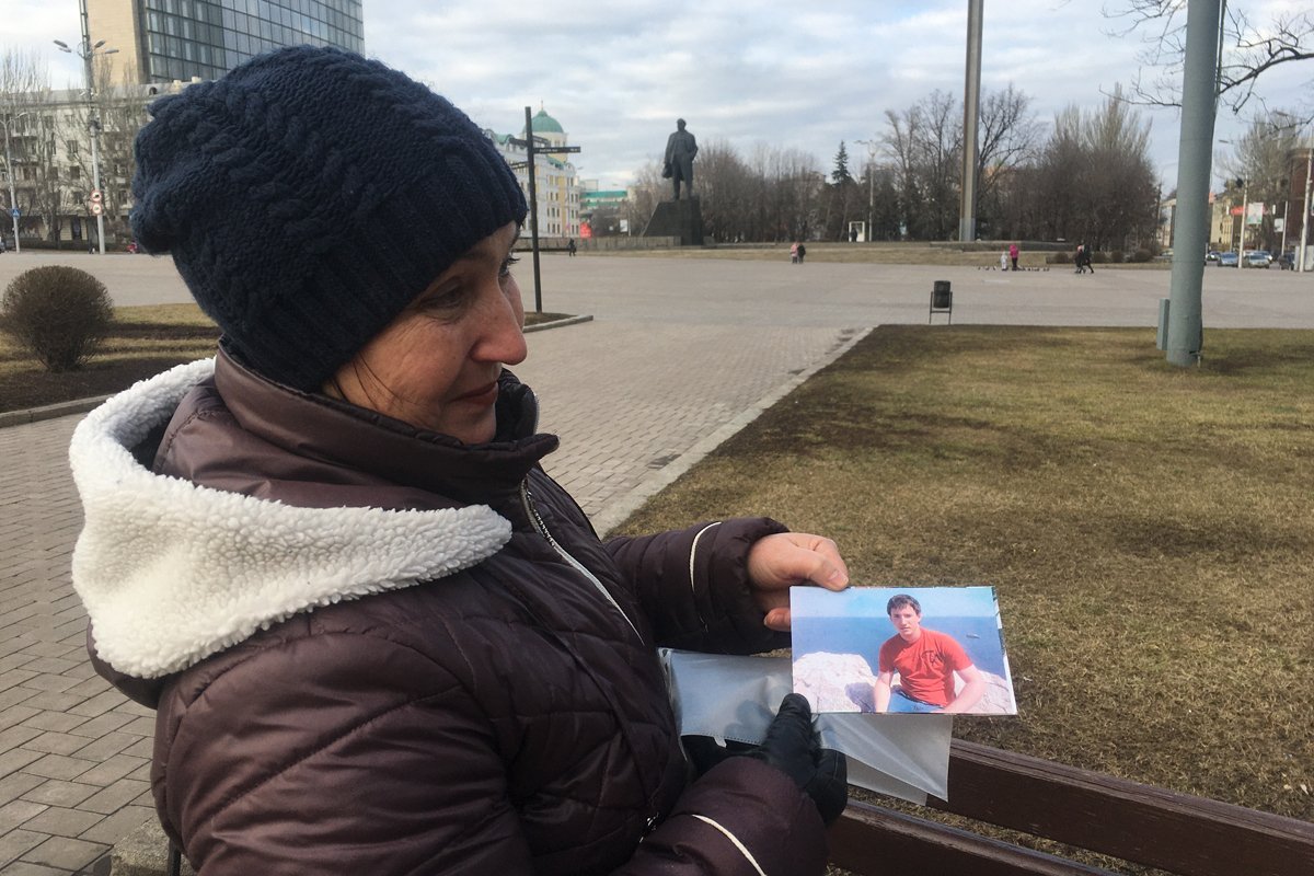 Татьяна Подвезко в Донецке на площади Ленина с фотографией сына, февраль 2020 года. Фото Дмитрия Дурнева