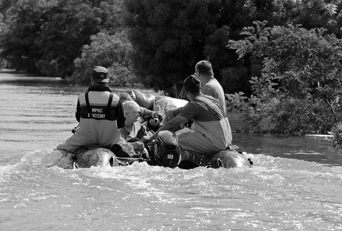 Сотрудники МЧС России эвакуируют жителей после разрушения дамбы Новой Каховки в городе Голая Пристань Херсонской области, Украина, 8 июня 2023 года. Фото: Александр Ермоченко / Reuters / Scanpix / LETA