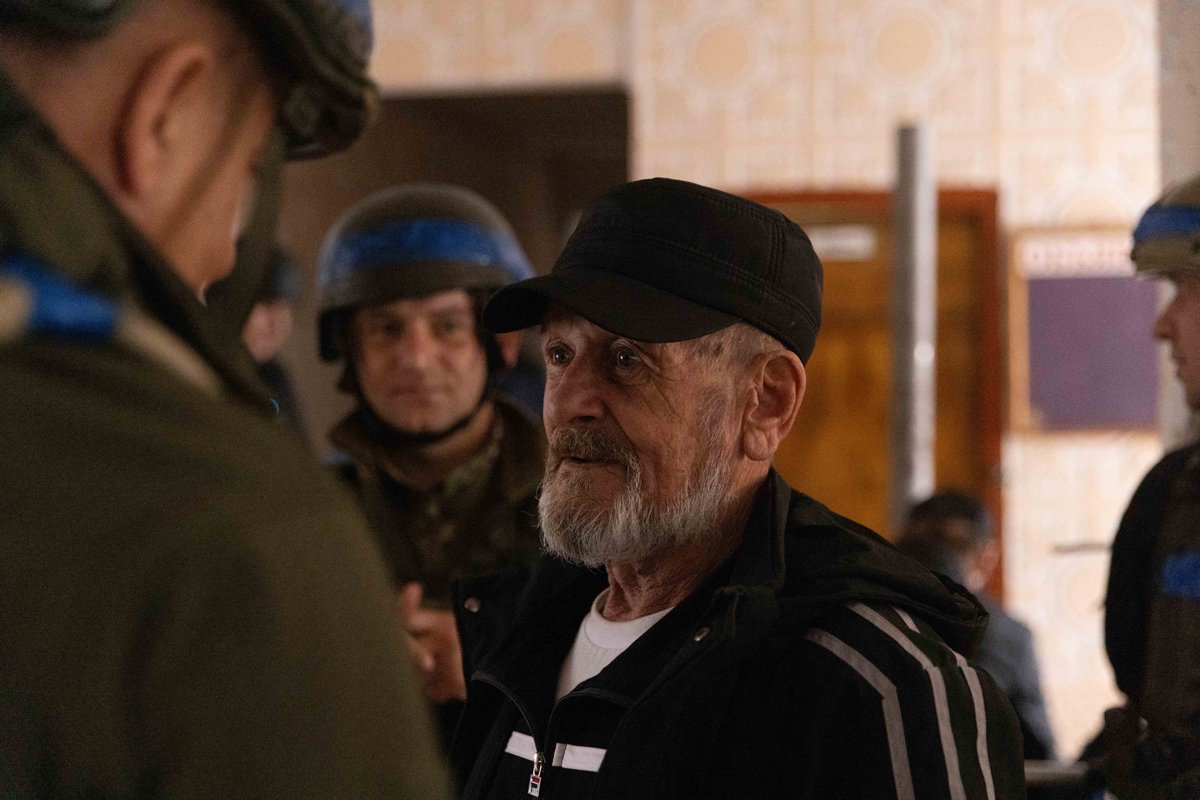 Житель Суджи общается с украинскими военными, 8 октября 2024 года. Фото: Yevhen Titov / Abaca / Sipa USA / Vida Press