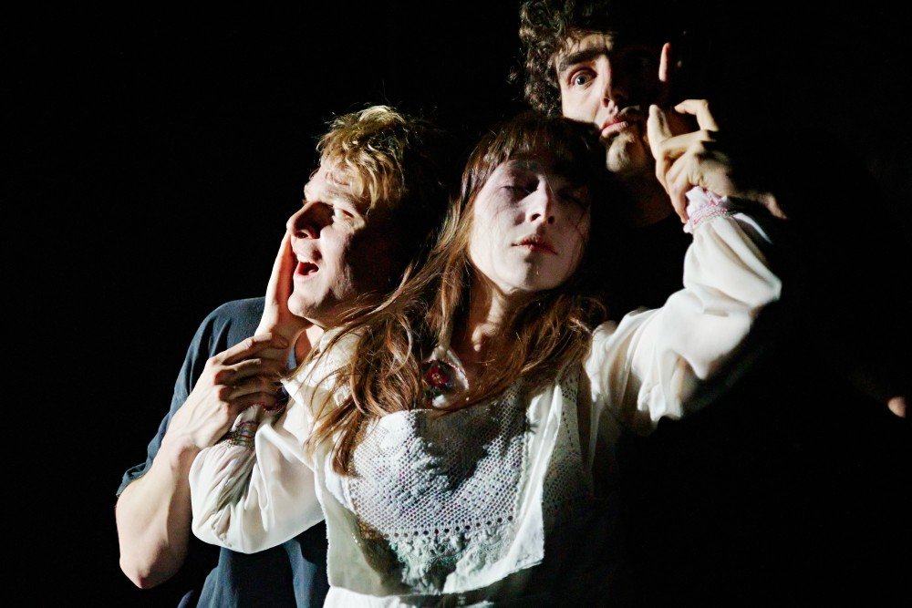 Спектакль «Вий» на сцене Thalia Theater в Гамбурге. Фото: Fabian Hammerl/Thalia Theater