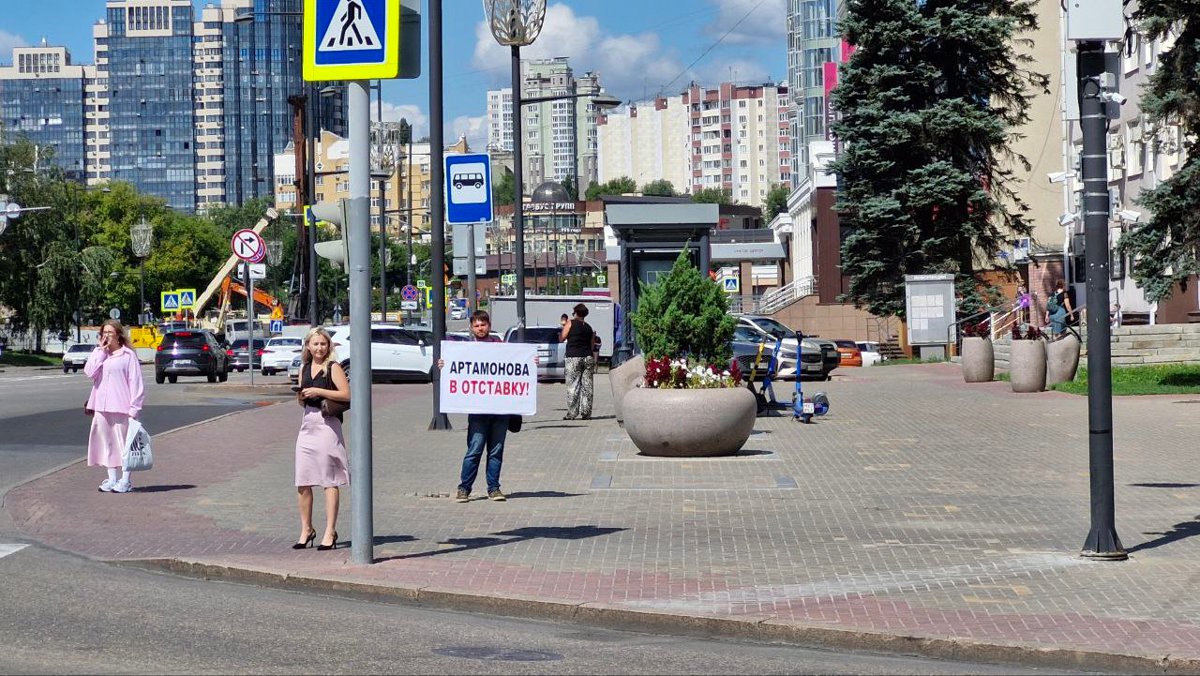 Сторонник коммунистов с плакатом, требующим отставки губернатора области, на улице Липецка, 6 августа 2025 года. Фото: Липецкий обком КПРФ