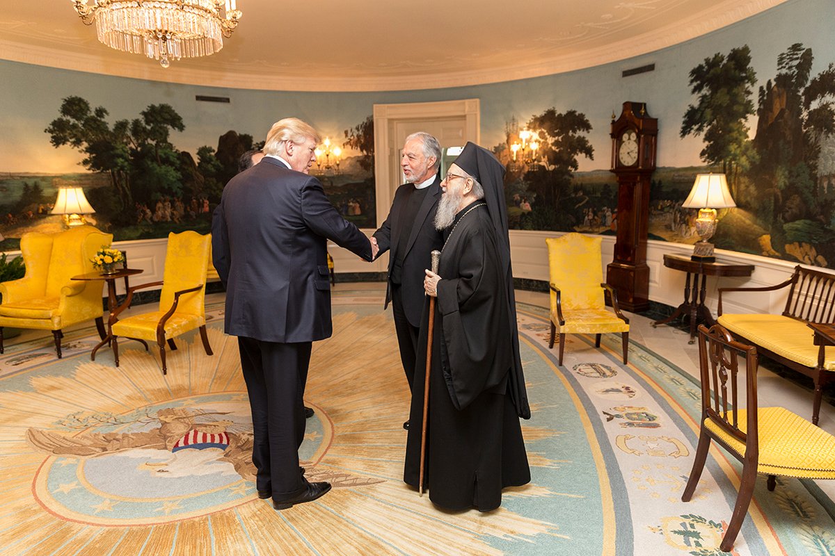 Президент Дональд Трамп встречается с отцом Алексом Карлуцосом (посередине) и старшим архиепископом Деметриосом в Белом доме, 24 марта 2017 года. Фото: Wikimedia