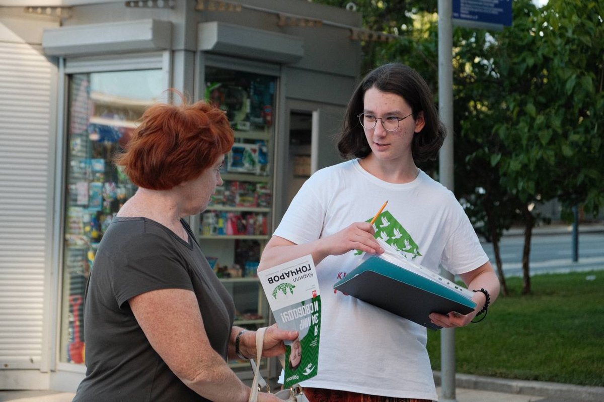 Волонтёры собирают подписи за Кирилла Гончарова в рамках кампании выборов в Мосгордуму 2024. Фото: Telegram