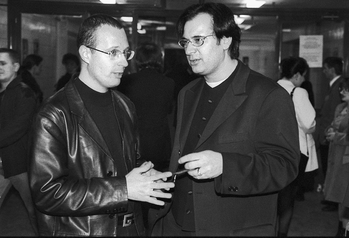 Телеведущий Вадим Верник и Валерий Меладзе на съемках концерта «Рождественские встречи» в «Олимпийском», Москва, 1 декабря 1997 года. Фото: Дмитрий Азаров / Коммерсантъ / Sipa USA / Vida Press