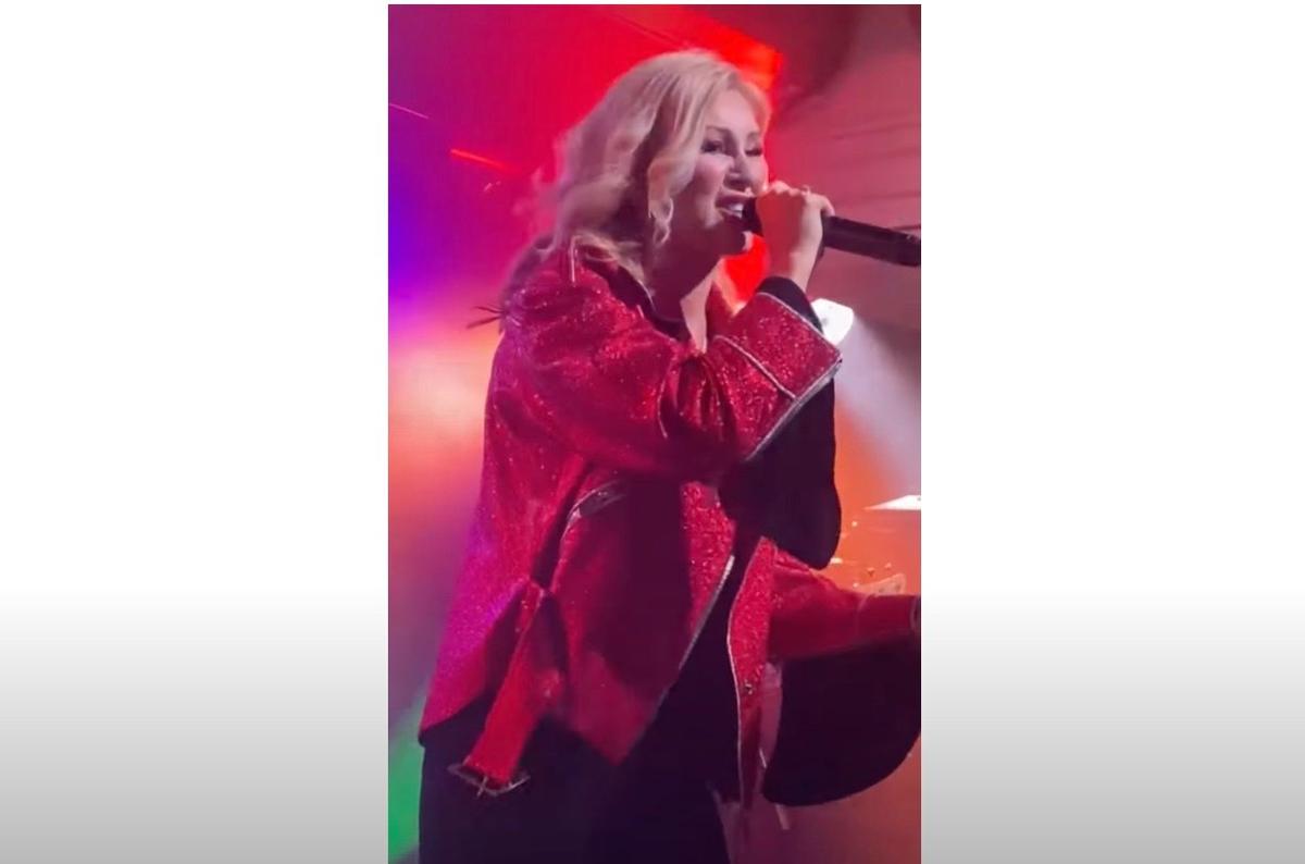 Вика Цыганова на концерте «Легенды русского рока». Фото: скрин видео