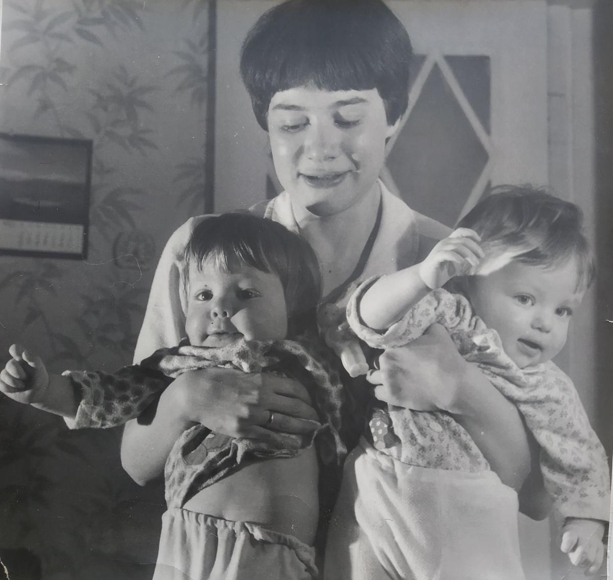 Елена Эфрос с дочерьми Машей и Женей (справа). Фото: Facebook