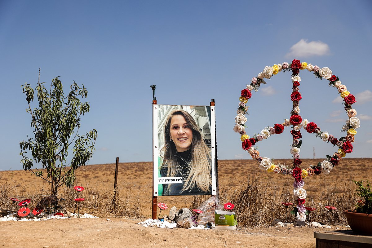Мемориал убитой Лираз Асулин недалеко от кибуца Мефальсим, на юге Израиля, 19 сентября 2024 года. Фото: Abir Sultan / EPA-EFE