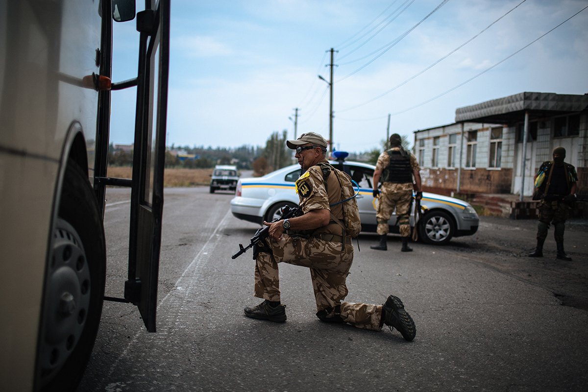 Украинский солдат батальона «Донбасс» во время антитеррористической операции в городе Марьинка, недалеко от Донецка, Украина, 11 августа 2014 года. Фото: Roman Pilipey / EPA