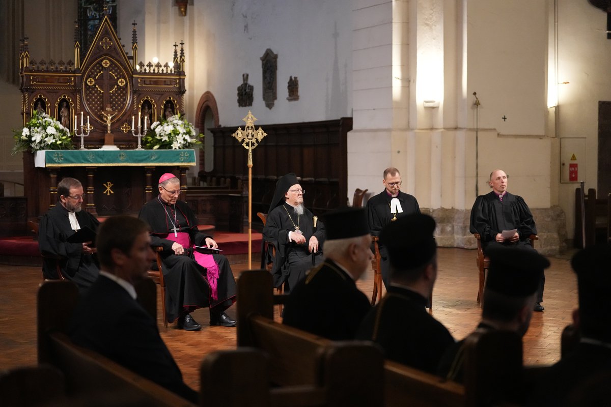 Архиепископ-эмерит Евангелическо-лютеранской церкви Латвии Янис Ванагс (слева), митрополит Римско-католической церкви в Риге Збигнев Станкевич, вселенский патриарх Константинопольский Варфоломей I, архиепископ Евангелическо-лютеранской церкви Латвии Риналдс Грантс и епископ Союза баптистских церквей Латвии Каспарс Штернс принимают участие в богослужении в Рижском кафедральном соборе, Рига, Латвия, 13 сентября 2025 года. Фото: Edijs Pālens / LETA
