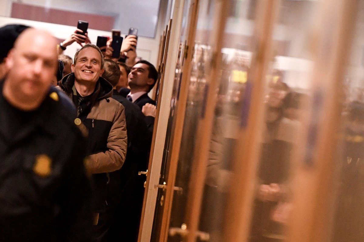 Последователь «Свидетелей Иеговы» Деннис Кристенсен в сопровождении полиции во время суда, Орёл, 6 февраля 2019 года. Фото: Mladen Antonov / AFP / Scanpix / LETA