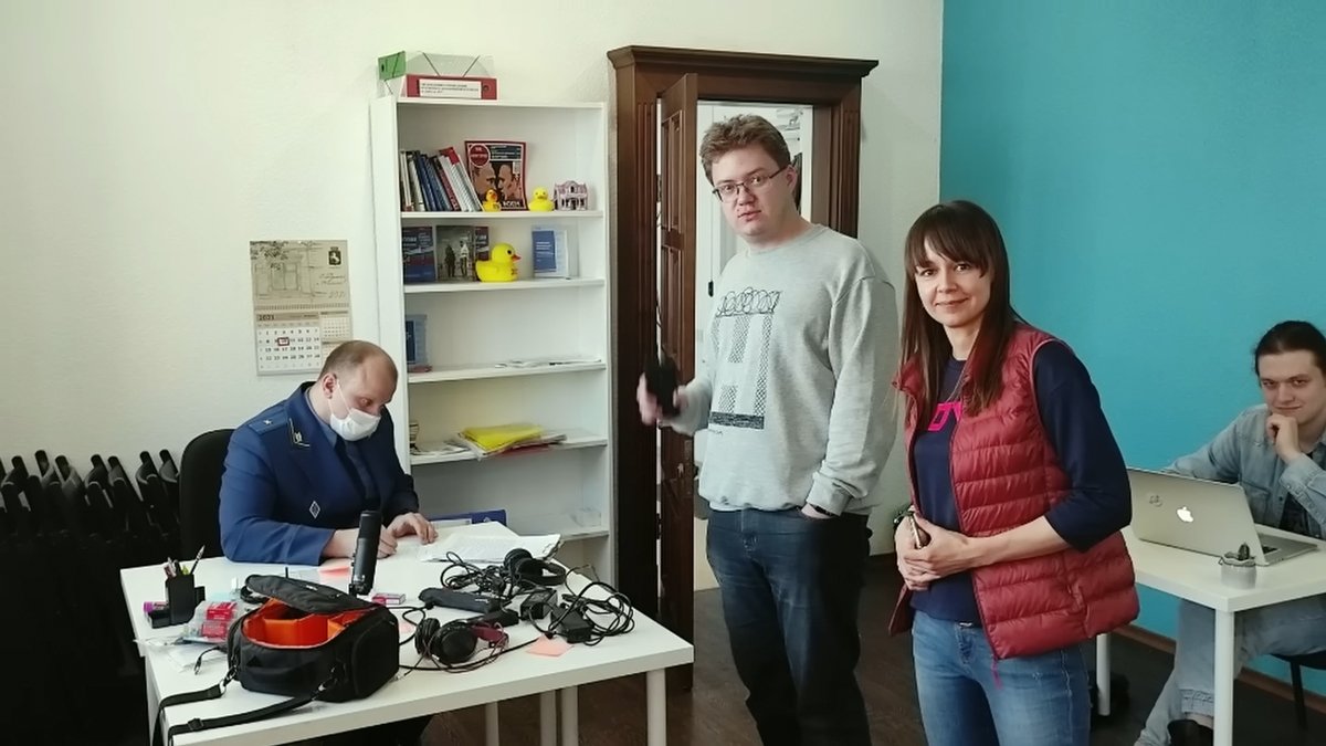 Ксения Фадеева с сторонниками Навального и прокурором в томском штабе. Кадр: Андрей Лошак / Настоящее Время. Док / YouTube