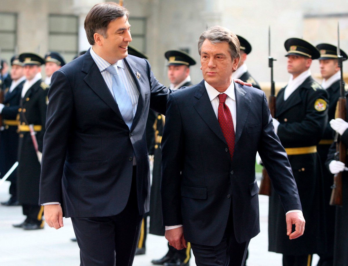 Михаил Саакашвили приветствует Виктора Ющенко на встрече в Тбилиси, 1 марта 2007 года. Фото: Zurab Kurtsikidze / EPA