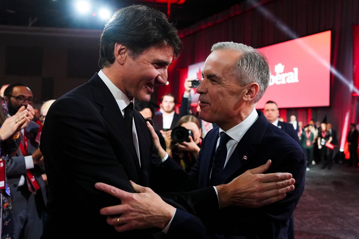 Лидер Либеральной партии Канады Марк Карни с Джастином Трюдо на собрании партии в Оттаве, 9 марта 2025 года. Фото: Canadian Press / Shutterstock / Rex Features / Vida Press