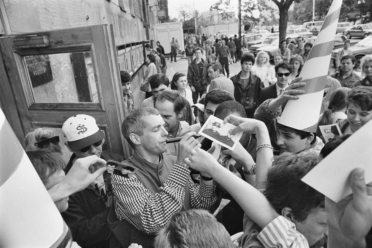 Pet Shop Boys раздают автографы в Москве, 1993 год. Фото: Александр Потапов / Коммерсантъ / Sipa USA / Vida Press