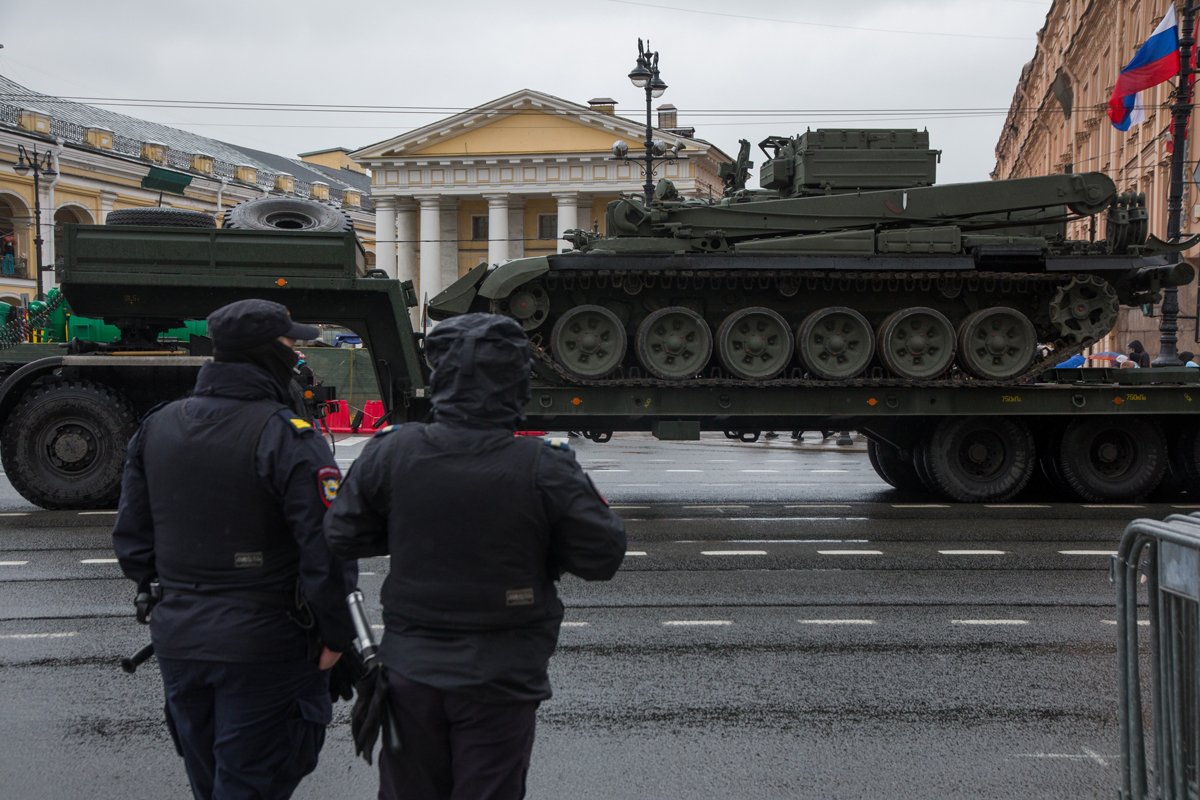 Транспортировка военной техники в центре Санкт-Петербурга, 7 мая 2025 года. Фото: Дмитрий Цыганов