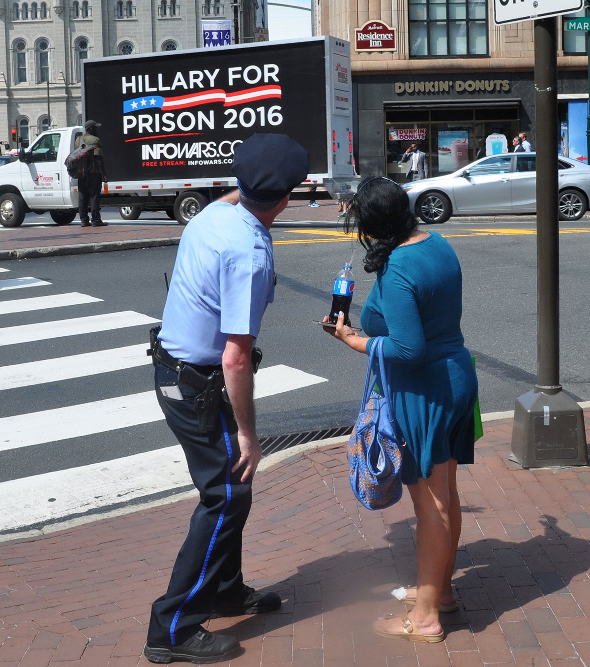 Баннер на автофургоне с критикой Хиллари Клинтон от infowars.com . Фото: Edward Kimmel / Wikimedia