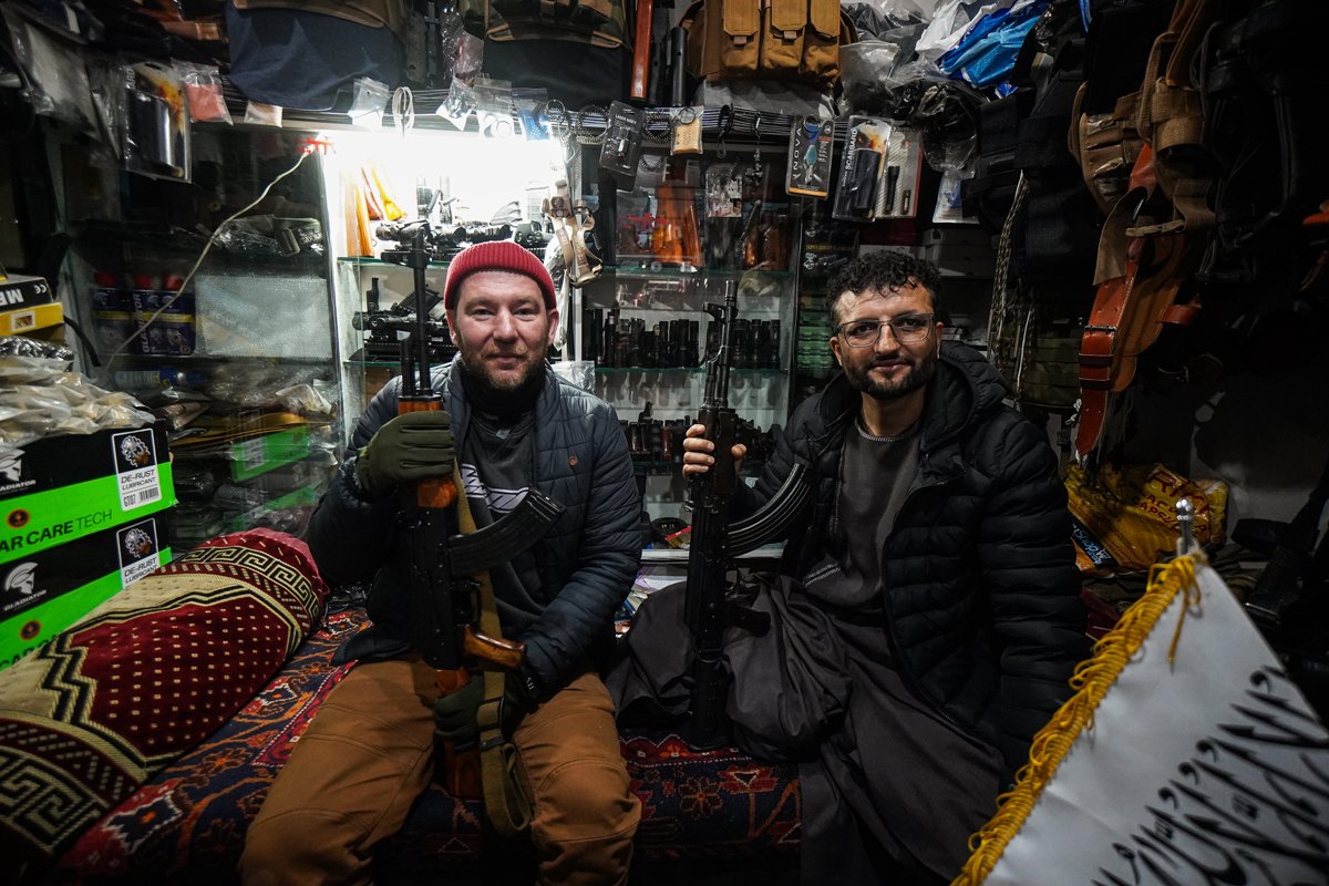 Александр Потоцкий на рынке в Кабуле с торговцем снаряжением для военных. Фото из личного архива героя