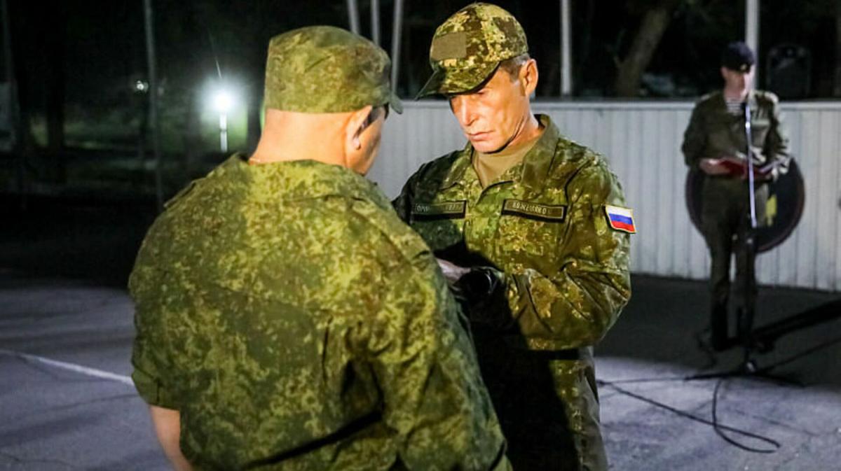 Олег Кожемяко вручает награды участникам СВО. Фото: Правительство Приморского края