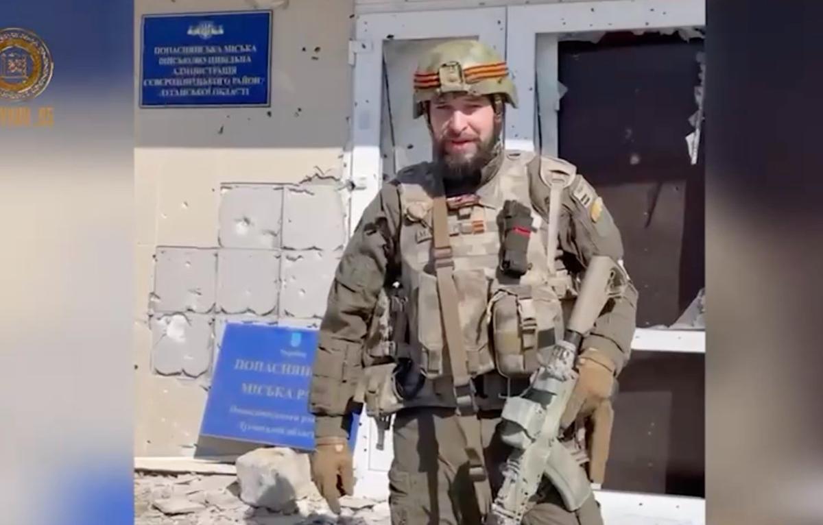 Даниил Мартынов у здания Рады города Попасная в Украине. Фото: скрин видео