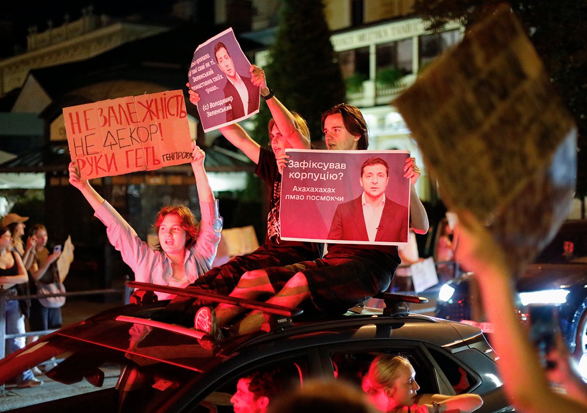 Украинцы на акции протеста против ограничения автономии украинских антикоррупционных органов во Львове, Западная Украина, 23 июля 2025 года. Фото: Mykola Tys / EPA