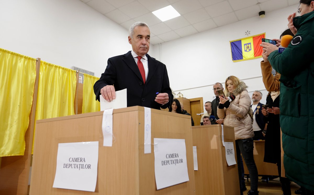 Кэлин Джорджеску (слева) голосует на выборах в селе Могошоая под Бухарестом, 1 декабря 2024 года. Фото: Robert Ghement / EPA