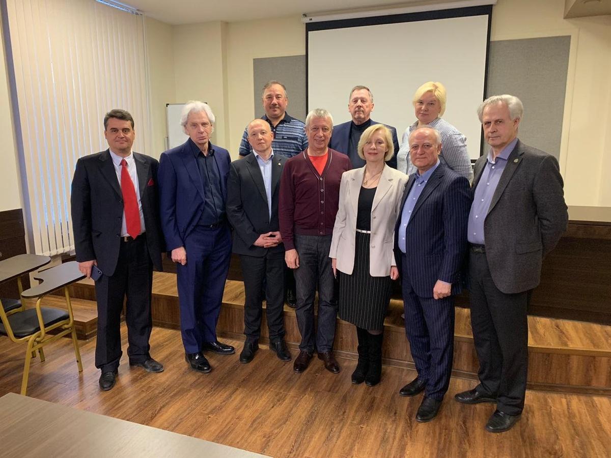 Генри Резник (второй слева) и Вадим Клювгант (четвертый слева). Фото: Facebook