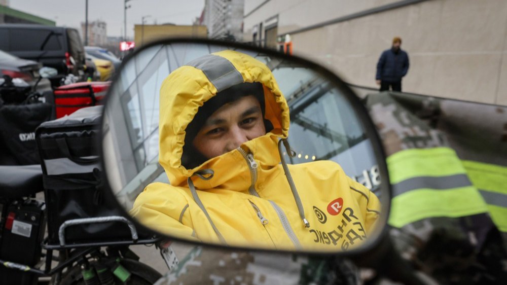 Власти запрещают мигрантам работать в такси, торговле и общепите