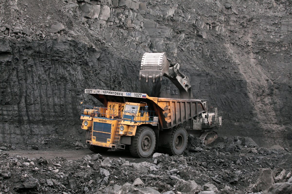 Погрузка угля в самосвал БелАЗ на Черниговском разрезе, Берёзовский, Кемеровская область, 4 апреля 2016 года. Фото: Илья Наймушин / Reuters / Scanpix / LETA