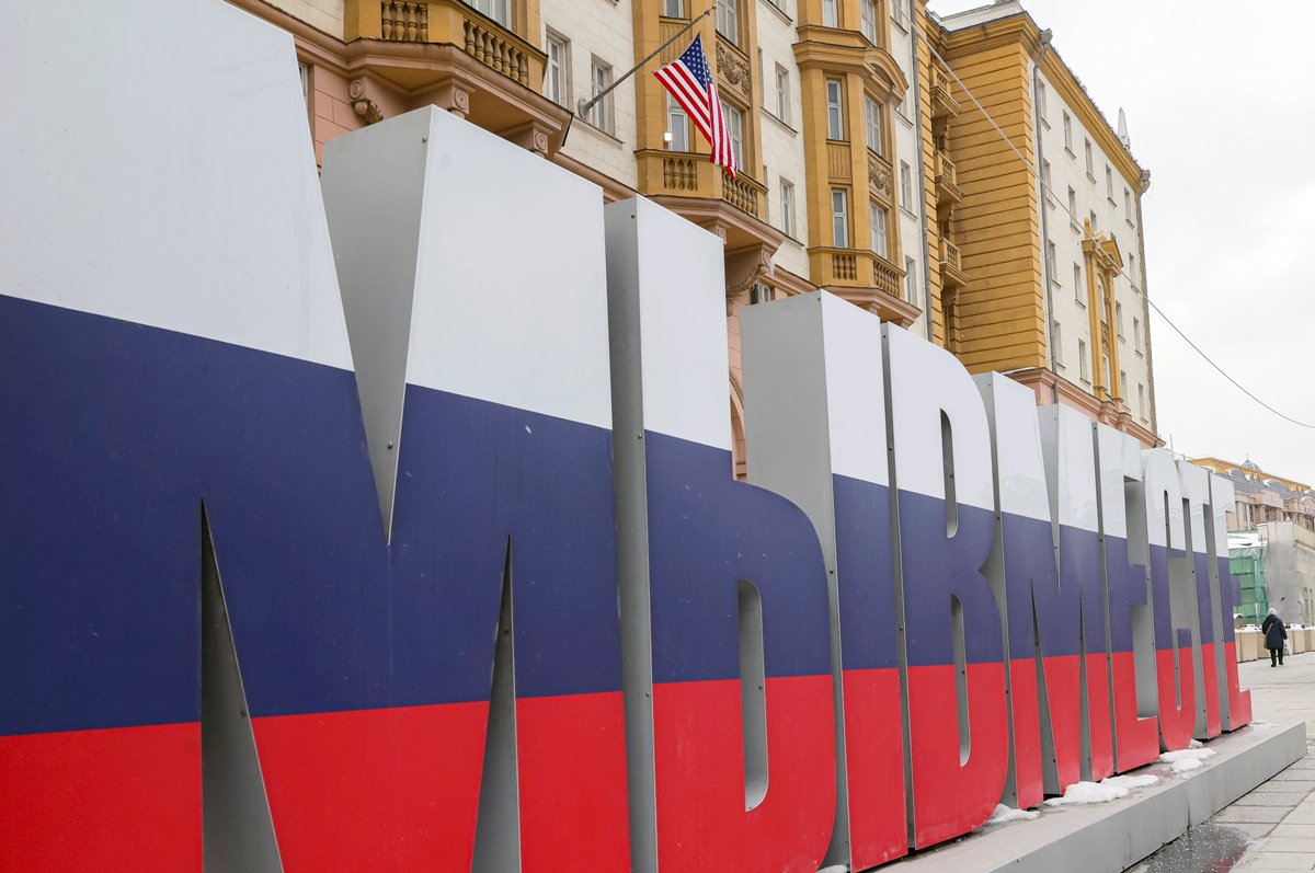 Надпись «Мы вместе» у здания посольства США в Москве, 10 апреля 2025 года. Фото: Максим Шипенков / EPA