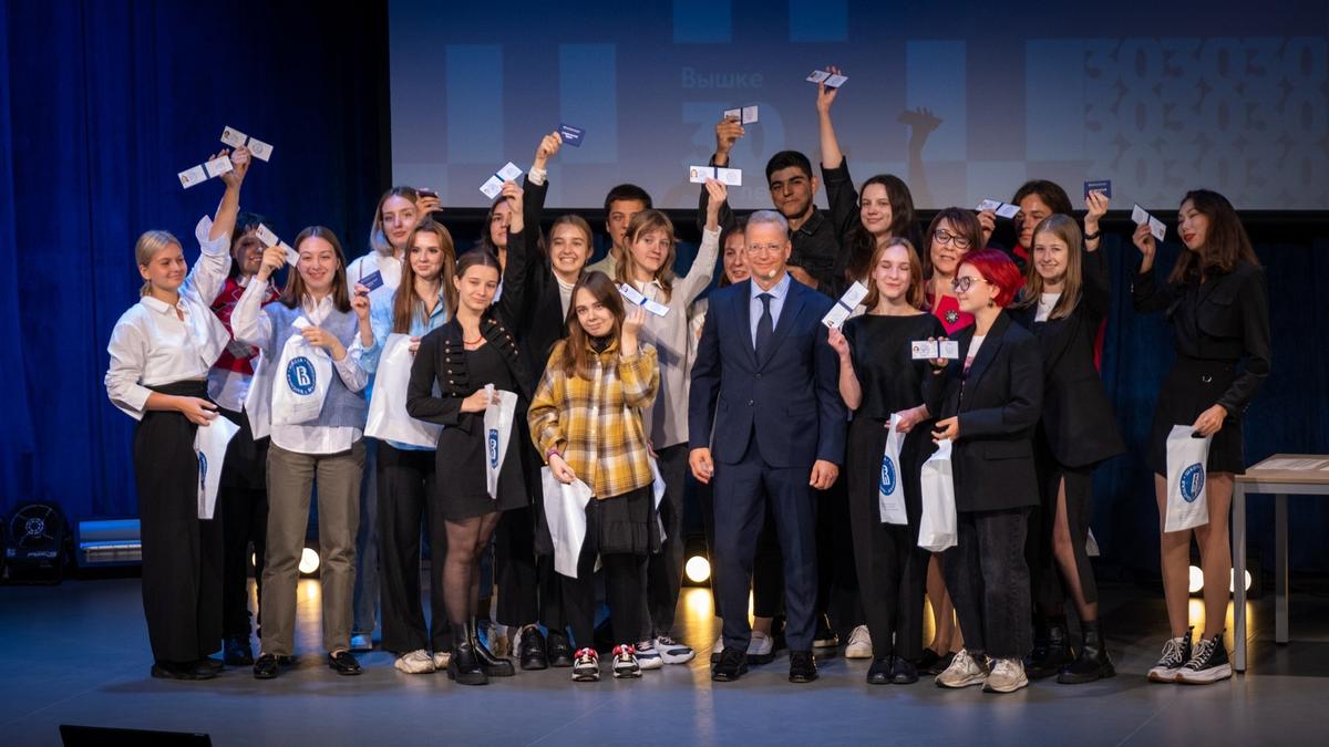 Эрнест Мацкявичюс со студентами факультета. Фото: ВШЭ