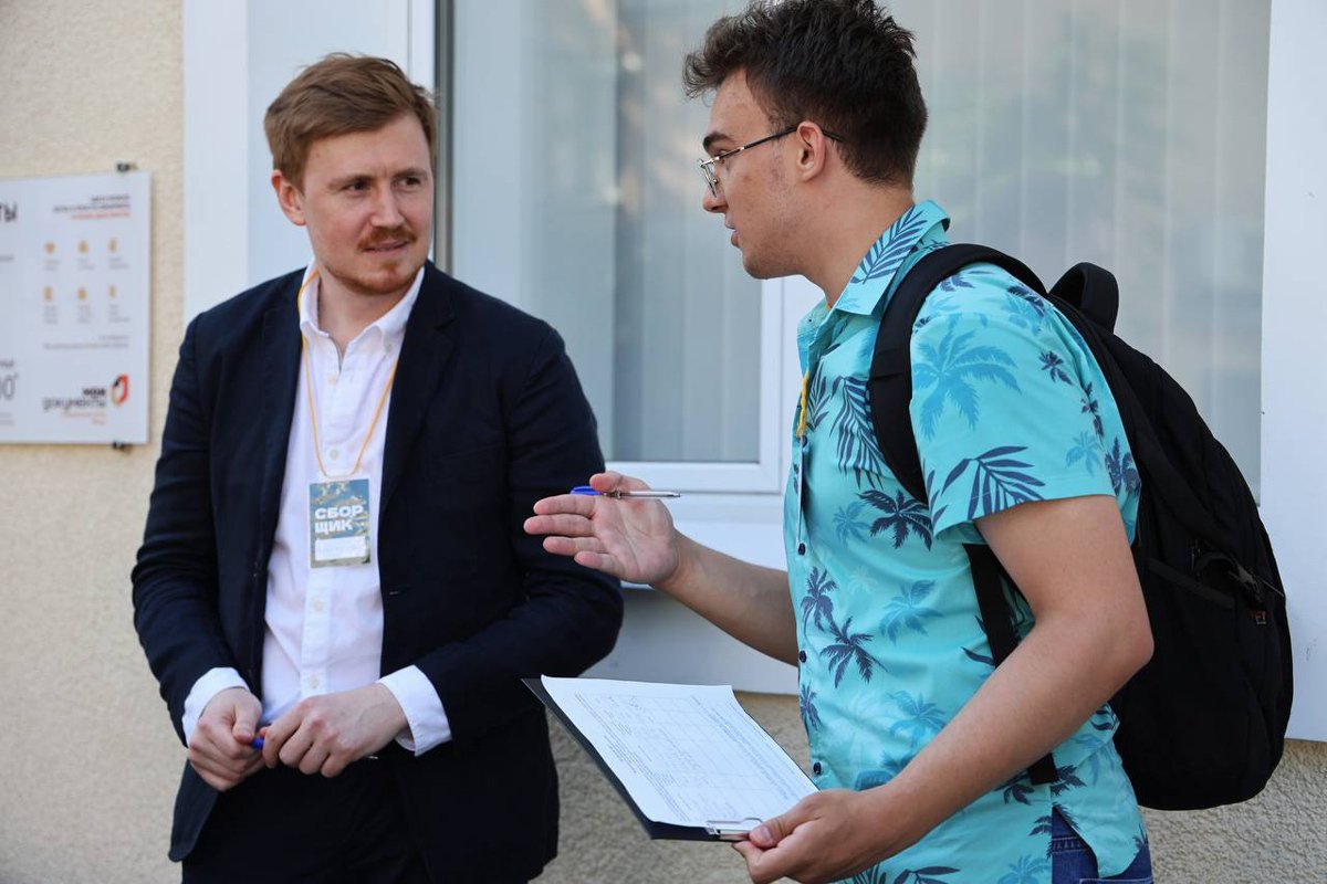 Глеб Бисеров (слева) на сборе подписей в рамках кампании выборов в Мосгордуму 2024. Фото: Telegram
