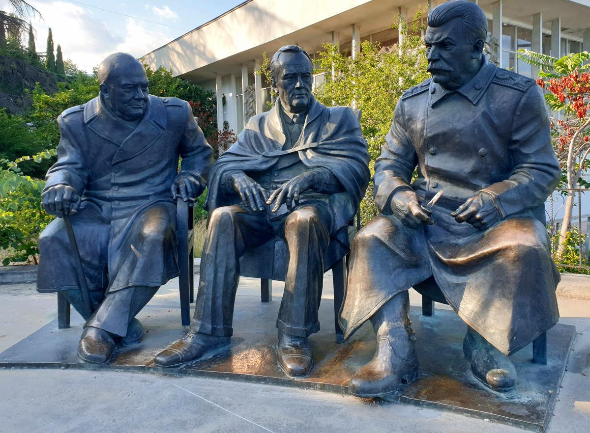 Монумент Зураба Церетели «Большая тройка» в Ялте. Фото: Wikimedia Commons , CC BY-SA 4.0